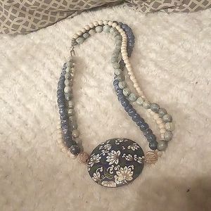 A vintage colsionne pendant necklace.